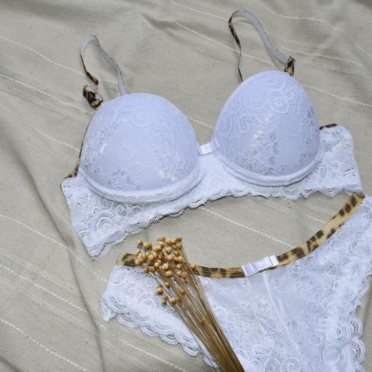 Conjunto de Lingerie Em Renda Animal Print Com Bojo